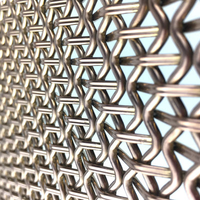 Panneaux de treillis en acier inoxydable de qualité architecturale pour améliorer les portes des armoires dans les cuisines et les espaces de stockage contemporains