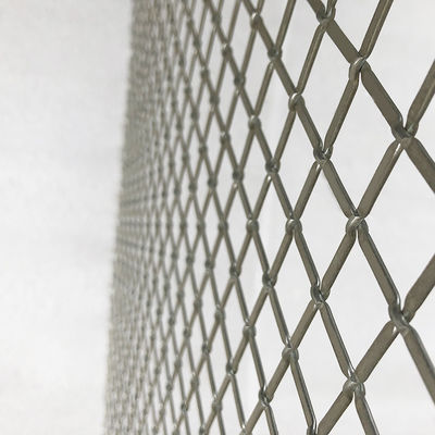 Introductions en maille métallique pour les portes d'armoires modernes combinant l'attrait esthétique avec la ventilation fonctionnelle dans les unités de stockage