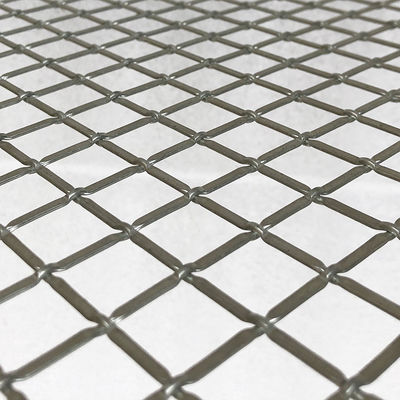 Introductions en maille métallique pour les portes d'armoires modernes combinant l'attrait esthétique avec la ventilation fonctionnelle dans les unités de stockage