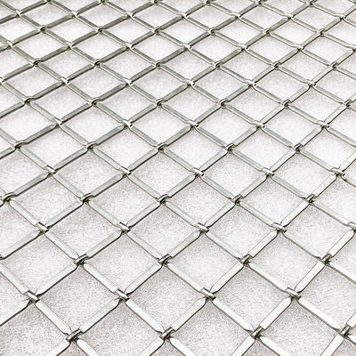 Introductions en maille métallique pour les portes d'armoires modernes combinant l'attrait esthétique avec la ventilation fonctionnelle dans les unités de stockage