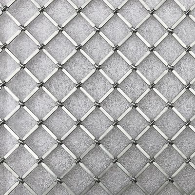Introductions en maille métallique pour les portes d'armoires modernes combinant l'attrait esthétique avec la ventilation fonctionnelle dans les unités de stockage