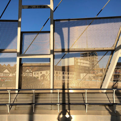 Les panneaux d'acier gris tissé avec traitement anodisant améliorent l'art architectural
