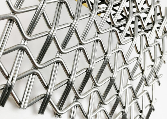 Connexion par tiges ressorts, maille tissée technique, maille métallique architecturale, design irrégulier