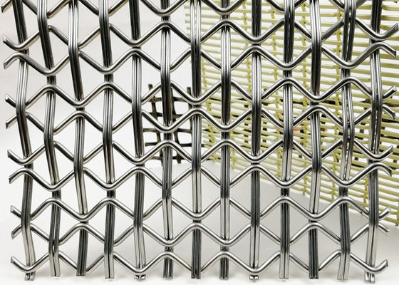 Connexion par tiges ressorts, maille tissée technique, maille métallique architecturale, design irrégulier